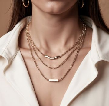 كيفية تنسيق المجوهرات على شكل طبقات مثل المحترفين