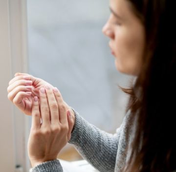 تقصف الأظافر مشكلة تزداد في الشتاء، فما هي الأسباب والحلول؟