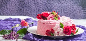 دليل كامل لإختيار كيك خطوبة مثالي