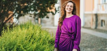 دليل شامل لانتقاء فستان موف فاتح مناسب للحفلات الرسمية