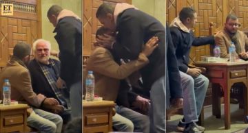 فيديو - أحمد الفيشاوي يقبل رأس شقيقه عمر في عزاء والدته سمية الألفي