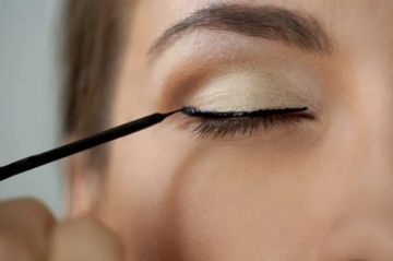 الأيلاينر المعكوس تقنية مكياج ذكية لفتح العينين