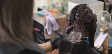 من القهوة إلى الشاي.. إليك طرق صبغ الشعر بمواد طبيعية للشيب