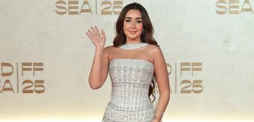 السجادة الحمراء تنطق بحروف الفخامة والأناقة في حفل افتتاح مهرجان البحر الأحمر السينمائي 2025