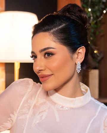 إلهام علي تتألق بالأبيض بإطلالة أنثوية ناعمة مخرمة بالورود