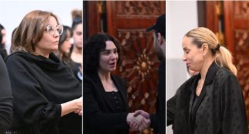 سولاف فواخرجي ودنيا عبد العزيز وبشرى ووفاء عامر في عزاء زوجة نضال الشافعي