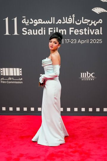 نجمات الفن يتألقن على السجادة الحمراء في انطلاق مهرجان أفلام السعودية 2025 نجمات الفن يتألقن على السجادة الحمراء في انطلاق مهرجان أفلام السعودية 2025