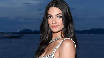 تارا عماد تتألق بإطلالة راقية من Chanel.. تطريزات ورود ساحرة