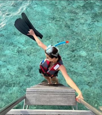 نسرين طافش تمارس الغطس في شهر العسل... هل كشفت وجه زوجها؟ (فيديو)