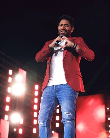 تامر حسني يوضح سبب غيابه عن زفاف ليلى وأحمد زاهر يرد