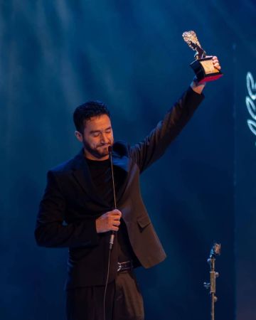 أحمد مالك يبكي متأثرا على المسرح (فيديو) أحمد مالك يبكي متأثرا على المسرح (فيديو)