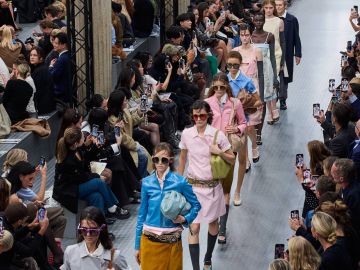 الأحزمة الملونة: لمسة أنيقة تهيمن على موضة ربيع وصيف 2025