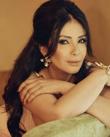 منى زكي تلفت الأنظار بمجوهراتها الوردية الساحرة منى زكي تلفت الأنظار بمجوهراتها الوردية الساحرة