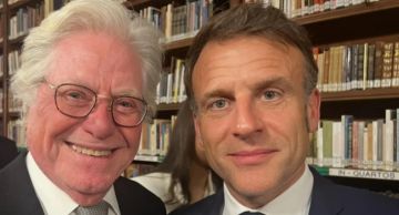 حسين فهمي يكشف عن هدية تلقاها من الرئيس الفرنسي ماكرون