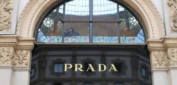 برادا تستحوذ على منافستها فيرساتشي مقابل صفقة خيالية!