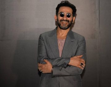 أحمد حلمي يهدي تكريمه لأربع نساء (فيديو)