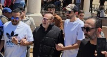 انهيار صلاح عبد الله في جنازة سليمان عيد ... كريم عبد العزيز يسانده انهيار صلاح عبد الله في جنازة سليمان عيد ... كريم عبد العزيز يسانده