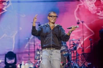 عمرو دياب يشعل حفله في البحرين ويجذب الأنظار بإطلالة جديدة (صور)