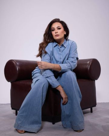 هند صبري تتألق بإطلالة جريئة وعصرية من الدنيم بأسلوب جينز مع جينز