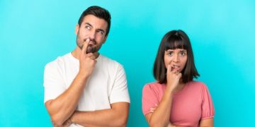 من الغيرة إلى التجاهل تصرفات من علاقات النجوم نعيشها نحن أيضا