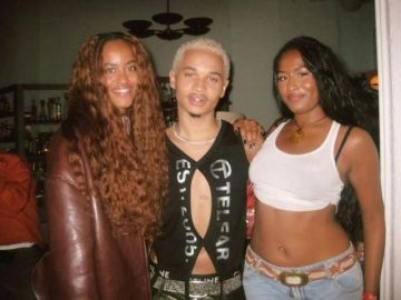 ماليا وساشا أوباما تلتقطان صورة نادرة معا