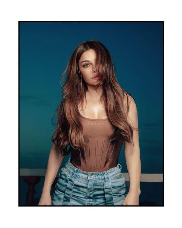 هيفاء وهبي تلفت الأنظار بأسلوب عصري بالكورسيه والدنيم هيفاء وهبي تلفت الأنظار بأسلوب عصري بالكورسيه والدنيم