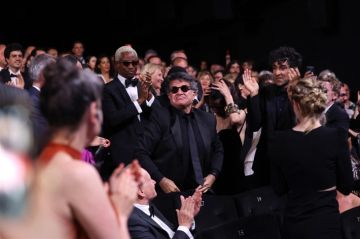 صور فيلمه سرا وحصل على جائزة السعفة الذهبية في كان ... المخرج الإيراني جعفر بناهي: أشعر أنني حي صور فيلمه سرا وحصل على جائزة السعفة الذهبية في كان ... المخرج الإيراني جعفر بناهي: أشعر أنني حي