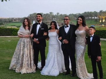 أمل رزق تبكي في زفاف ابنتها هيا بحضور فني كبير (صور) أمل رزق تبكي في زفاف ابنتها هيا بحضور فني كبير (صور)