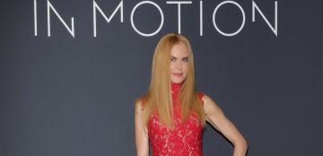 نيكول كيدمان تقع في فخ خطأ تجميلي واضح أثناء تكريمها بجائزة Women In Motion