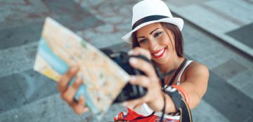 إطلالات أنيقة للصور خلال السفر: هكذا تسرقين الأنظار في كل لقطة!