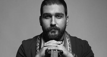 يوسف عباس: شاركت في Debriefing the President بالسيناريو والتمثيل والموسيقى