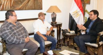 محمد هنيدي يلتقي وزير الثقافة لبحث تقديم عروض مسرحية بالمحافظات