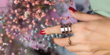 ألوان جريئة ورسومات فنية تزين يديك اعتمديها في هذا الموسم ألوان جريئة ورسومات فنية تزين يديك اعتمديها في هذا الموسم