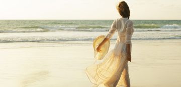 كيف تنسقين إطلالة بحر مثالية؟ لاطلالة تجمع بين الراحة والأناقة!