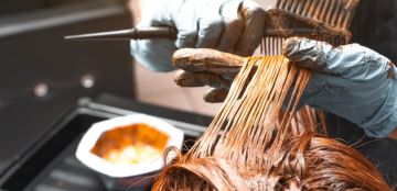 روتين العناية بالشعر المصبوغ للحفاظ على اللون واللمعان