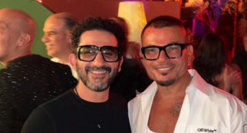  عايز أبارك لواحد صاحبي أحمد حلمي يحتفل بألبوم عمرو دياب الجديد في عرض مسرحية بني آدم هكذا رد عليه