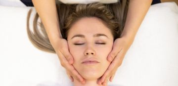 خطوات العناية بالبشرة عند التوتر العاطفي