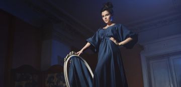 بالخطوات: تعلمي كيفية وضع مكياج لفستان كحلي