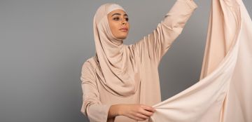 قطع لا غنى عنها لكل فتاة محجبة تهتم بالأناقة السهلة قطع لا غنى عنها لكل فتاة محجبة تهتم بالأناقة السهلة