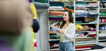 أبرز صيحات الأقمشة في صيف 2025 من اللاميه إلى الشيفون المعدني