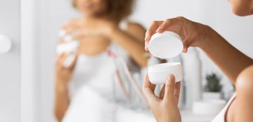 الفرق بين الترطيب والتغذية: أيهما تحتاجه بشرتك فعلا؟