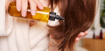 الزيوت الخفيفة مقابل الزيوت الثقيلة: كيف تختارين الزيت المناسب لنوع شعرك؟ الزيوت الخفيفة مقابل الزيوت الثقيلة: كيف تختارين الزيت المناسب لنوع شعرك؟