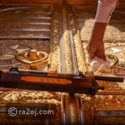 شاهد: غسل باب الكعبة المشرفة إيذانا ببدء مراسم الغسل السنوية شاهد: غسل باب الكعبة المشرفة إيذانا ببدء مراسم الغسل السنوية