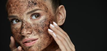 سكراب الجسم بالقهوة: نتائج مدهشة لبشرة صيفية ناعمة