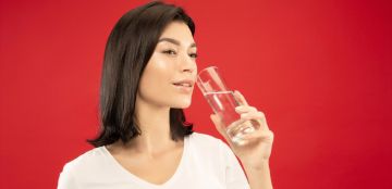 هل فعلا شرب الماء مع الخيار يرطب البشرة من الداخل؟ هل فعلا شرب الماء مع الخيار يرطب البشرة من الداخل؟