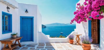 السلطات اليونانية تفرض رسوما جديدة للقادمين إلى جزيرتي سانتوريني وميكونوس