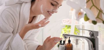 الأخطاء الخفية في تنظيف البشرة والتي تسبب التهيج!