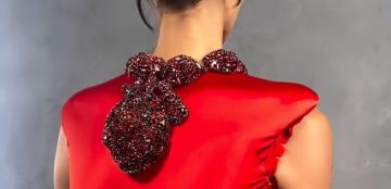 آخر صيحات الموضة من أسبوع الهوت كوتور في باريس: قلادة تنبض بالحياة من سكياباريلي!