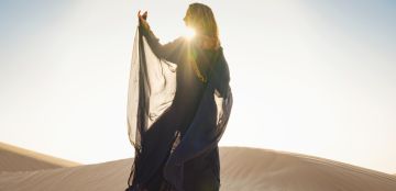 العباية العصرية: هل أصبحت القطعة العالمية الجديدة؟ العباية العصرية: هل أصبحت القطعة العالمية الجديدة؟