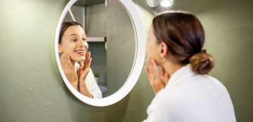 الفرق بين الاهتمام بالبشرة والعناية بها: نظرة أعمق